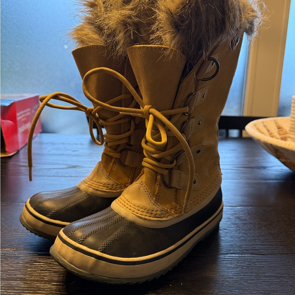 Sorel Tan and Black Winter Boots with Fur Lining - Picture 2 of 3